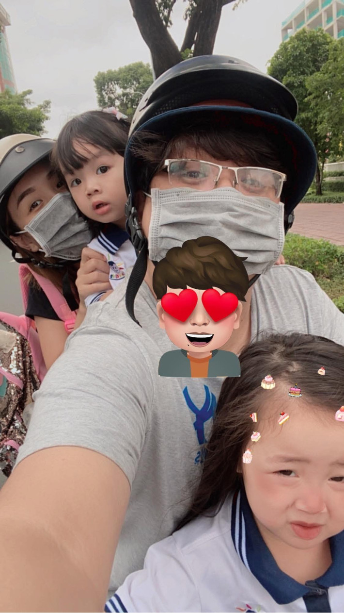 Khi Bảo Ngọc hẹn hò Đạt G, Gia Bảo không ủng hộ. Anh cho biết: “Mình lần nữa lại phản đối vì nghe nhiều điều tiếng không hay. Bạn Ngọc rất cực khổ để tiếp cận với mẹ và cho đến sau này, việc bạn Ngọc gặp khó khăn nhất là tiếp cận với mình vì mình khó tin và nghi ngờ sự bao dung không đơn giản của một chàng thanh niên trẻ …Rồi mẹ mất, các con Ngọc và Ngọc có được niềm tin vào người bạn này của Ngọc”. Ảnh: FB Gia Bảo.