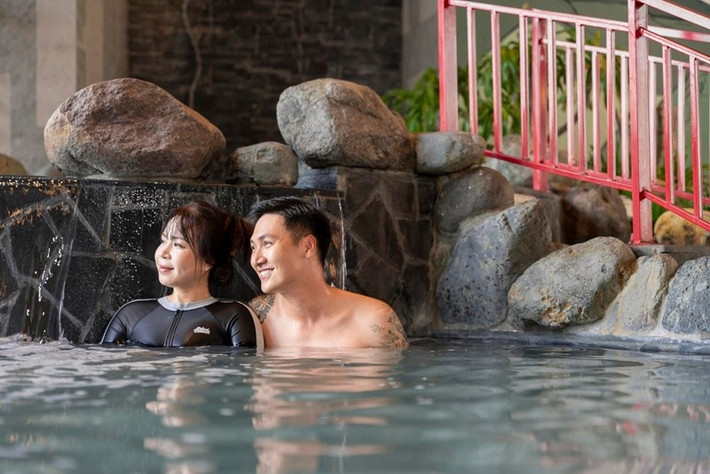 Nam diễn viên cũng tiết lộ cát-sê của anh đều do Phương Phạm giữ. Ảnh: FB Mạnh Trường.