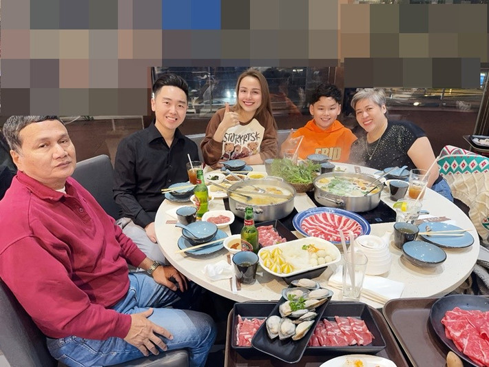 Vợ chồng Diễm Hương đưa bố mẹ đi ăn uống.