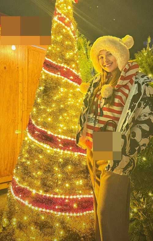 "Bé Ong của mẹ ơi, khi chụp những hình này do ba con làm phó nháy, là mẹ cũng nặng nề lắm rồi, nhưng sao mà vẫn không ai biết mẹ có em quậy trong bụng nhỉ? Ba nói: "Đâu phải ai muốn thấy là thấy", Diễm Hương tâm sự.