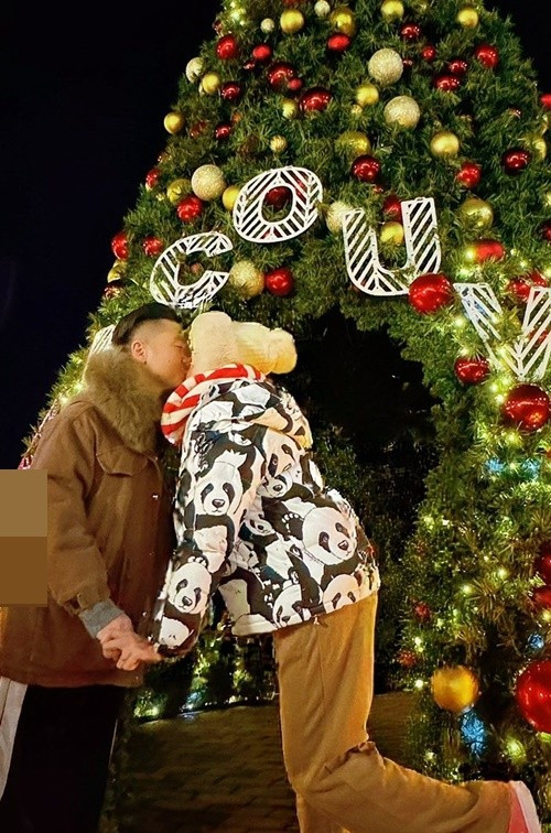 Vợ chồng Diễm Hương tình tứ khi dạo phố đón Giáng sinh sớm.