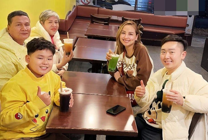 Diễm Hương vui mừng khi bố mẹ sang Canada. "Vui nhất chắc chắn là bé Ong, vì ba là đầu bếp con chấm chọn thứ 2, đầu bếp con chọn đầu tiên khi con xuất hiện đó là bà ngoại", Diễm Hương chia sẻ.