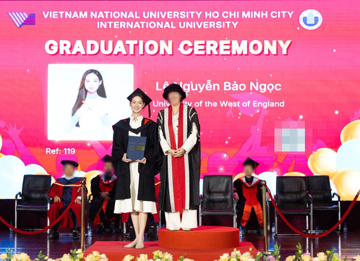 Bảo Ngọc nhận bằng tốt nghiệp ngành Quản trị kinh doanh, chương trình đào tạo liên kết giữa Đại học Quốc tế và Đại học West of England (Anh).