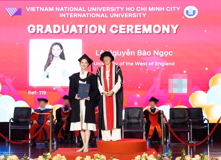 Bảo Ngọc nhận bằng tốt nghiệp ngành Quản trị kinh doanh, chương trình đào tạo liên kết giữa Đại học Quốc tế và Đại học West of England (Anh).