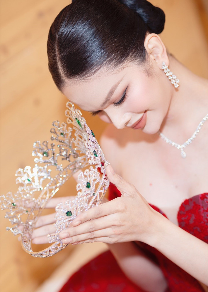 Hà Tâm Như gửi lời cảm ơn đến nhiều người, trong đó có Lê Hoàng Phương. “Chị Lê Hoàng Phương là người duy nhất chọn em ở vòng đầu tiên, là người đã nhìn thấy tiềm năng trong một cô gái chưa hoàn hảo. Chị không chỉ là một mentor nghiêm khắc mà còn là người đồng hành dịu dàng, luôn tin tưởng, luôn đẩy em về phía trước. Nếu trong hành trình vừa qua có lúc nào đó em khiến chị buồn lòng, em xin lỗi chị thật nhiều”, tân hoa hậu chia sẻ. Ảnh: FB Tâm Như.