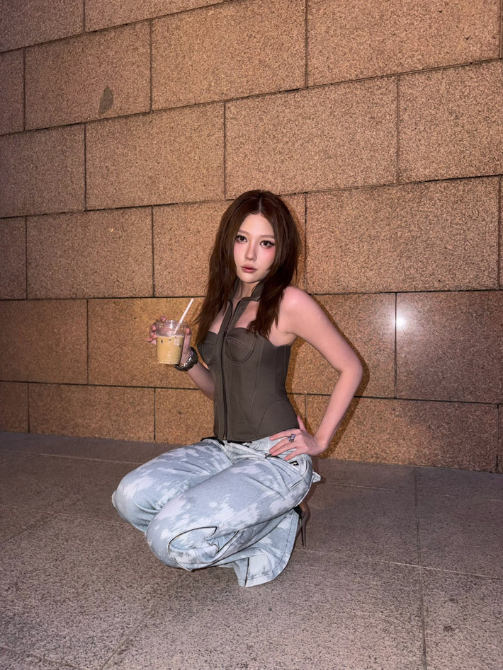 Nhiều người hâm mộ khen ngợi em gái Trấn Thành ăn mặc thời thượng, trẻ trung, đầy cá tính.