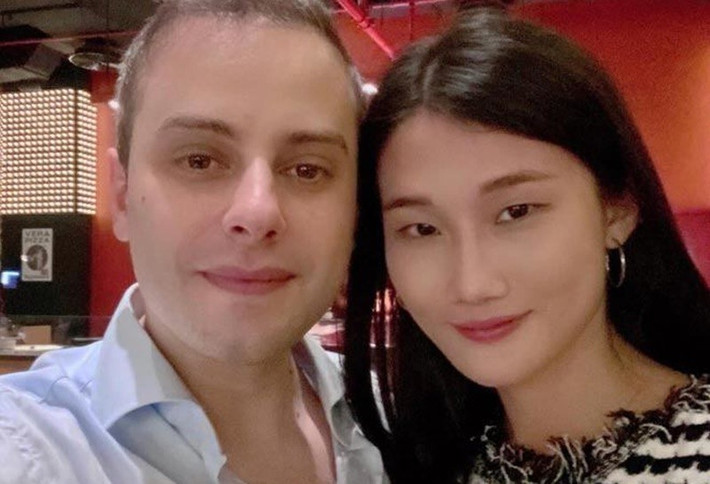 “Cả hai vợ chồng đều biết nhường nhịn và tránh cãi vã to tiếng trước mặt con”, nữ người mẫu chia sẻ. Ảnh: Sức Khỏe Đời Sống.