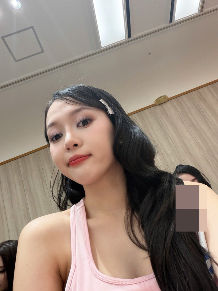 Kiều Duy diện trang phục năng động cho buổi tập luyện. Ngoài ra, cô chọn lối trang điểm ngọt ngào.