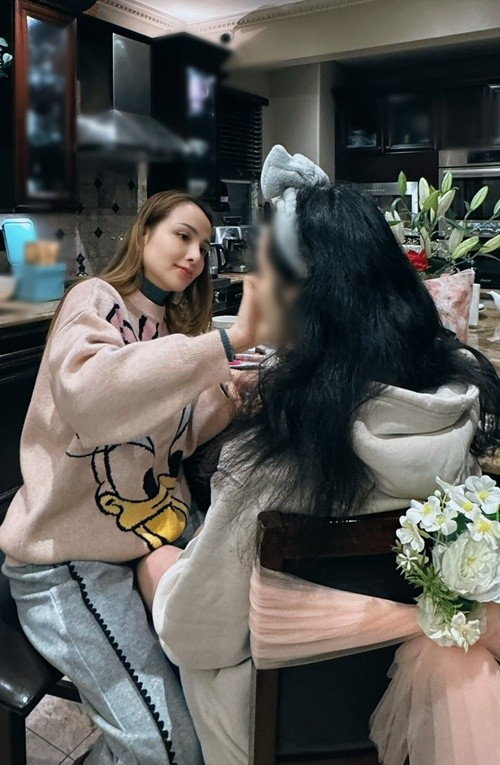 Hoa hậu Diễm Hương nhận lời trang điểm cô dâu sau hơn 1 tháng sinh con trai thứ hai.