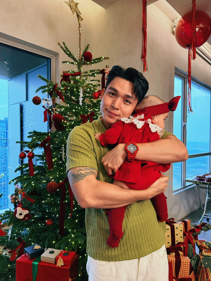 Ngô Thanh Vân từng là 'bà bầu' của nhóm nhạc 365, trong đó Jun Phạm (trong ảnh) là một thành viên. Nhiều năm qua, Jun Phạm giữ mối quan hệ cô trò thân thiết với Ngô Thanh Vân. Mới đây, nam ca sĩ đón Giáng sinh cùng gia đình Ngô Thanh Vân. Trên trang cá nhân, Jun Phạm vừa khoe hình ảnh bồng bế bé Gạo - con gái Ngô Thanh Vân - Huy Trần tại bữa tiệc. Ảnh: FB Jun Phạm.