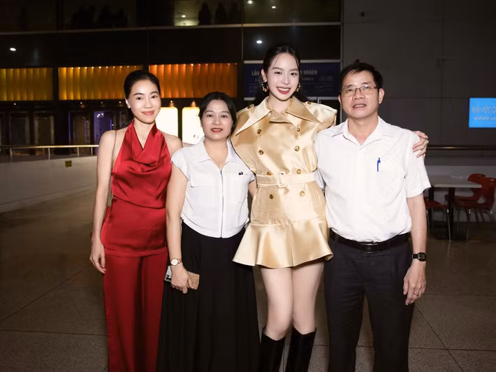 Vào tháng 6/2025, Thanh Thủy kết thúc nhiệm kỳ Hoa hậu Việt Nam 2022 khi trao vương miện cho Hà Trúc Linh. Ảnh: FB Thanh Thủy.