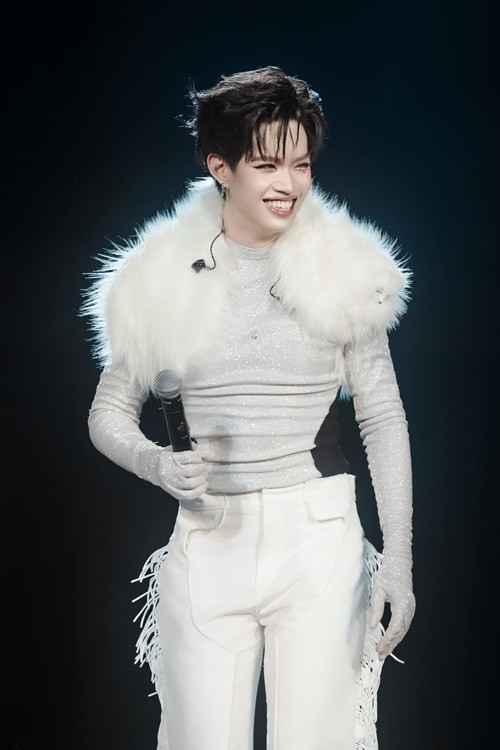 Rapper sinh năm 2001 theo đuổi hình ảnh phi giới tính. Ảnh: FB Pháp Kiều.