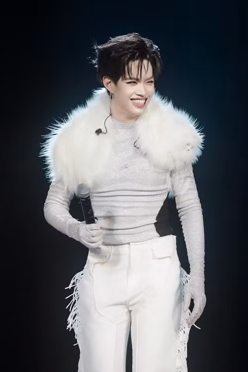 Rapper sinh năm 2001 theo đuổi hình ảnh phi giới tính. Ảnh: FB Pháp Kiều.