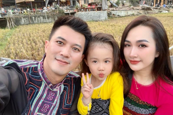 Trên truyền thông, Hà Việt Dũng không ít lần chia sẻ về vợ. Trong cuộc phỏng vấn với Vietnamnet, anh khen Hà Nhung là người thấu đáo, chỉn chu trong mọi việc.