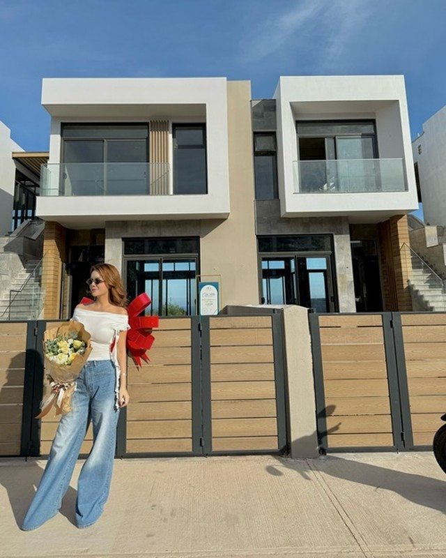 Tháng 3/2025, nữ ca sĩ đăng tải loạt ảnh trong một căn villa gần biển. Nhiều người đặt nghi vấn Phạm Quỳnh Anh tậu nhà mới khi người mẫu Kim Cương để lại bình luận dưới bài đăng của nữ ca sĩ: “Chúc mừng chị yêu của em, hàng xóm với nhau nữa rồi”. Ảnh: FB Phạm Quỳnh Anh.