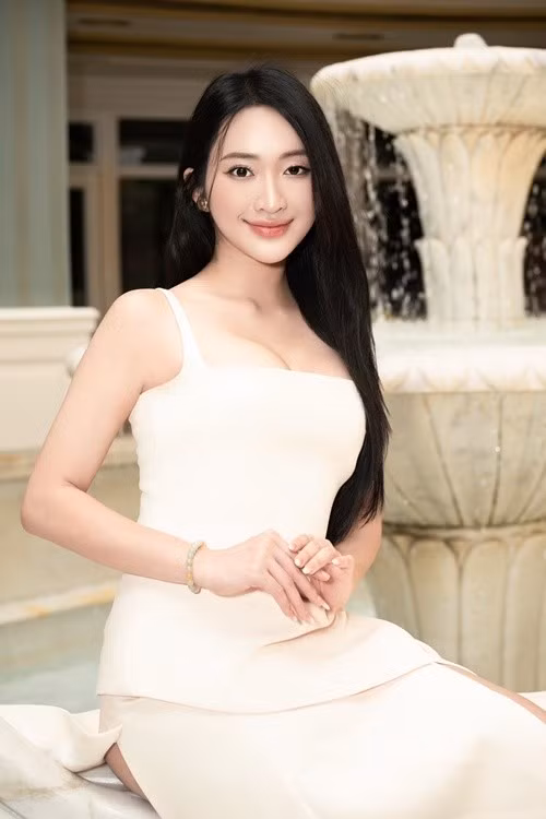 Thủy Tiên được tuyển thẳng Học viện Ngoại giao, Học viện Báo chí và Tuyên truyền. Người đẹp đỗ vào Đại học Ngoại thương. Ảnh: FB Vũ Thủy Tiên.
