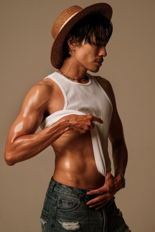 Kiều Minh Tuấn vừa khiến người hâm mộ ngỡ ngàng khi xuất hiện với diện mạo mới đầy nam tính. Ảnh: FB Kiều Minh Tuấn.