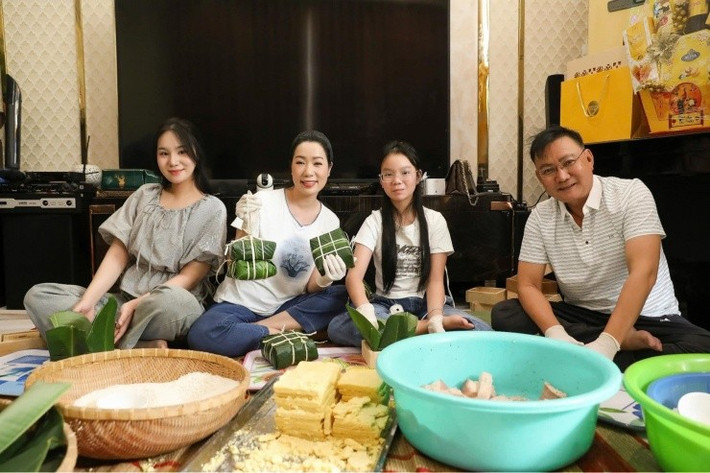 Mỗi dịp Tết Nguyên đán, gia đình NSND Trịnh Kim Chi lại quây quần bên nhau để chuẩn bị bánh chưng – món ăn không thể thiếu trong mâm cỗ ngày Tết. Ảnh: Vietnamnet.