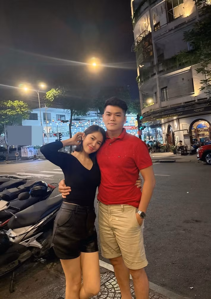 Ngoài bố mẹ hai bên, chồng là hậu phương vững chắc của Lê Phương. Ca sĩ Trung Kiên luôn âm thầm ủng hộ Lê Phương theo đuổi nghệ thuật, sẵn sàng san sẻ việc nhà, chăm sóc con cái để vợ yên tâm làm nghề. Chính sự quan tâm nhẹ nhàng, không phô trương ấy giúp nữ diễn viên giữ được sự cân bằng giữa công việc và gia đình.