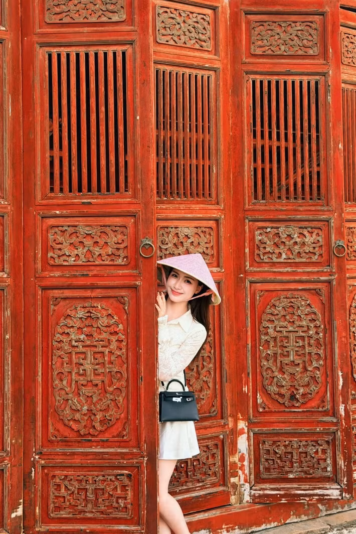 Hòa Minzy vừa gây chú ý khi đăng tải loạt hình ảnh trong chuyến đi cùng Văn Cương và bé Bo. Nữ ca sĩ cho biết cả nhà chỉ ghé Huế sau hành trình tại Đà Nẵng nên không kịp trải nghiệm nhiều, nhưng những khoảnh khắc lưu lại vẫn là kỷ niệm đáng giá.