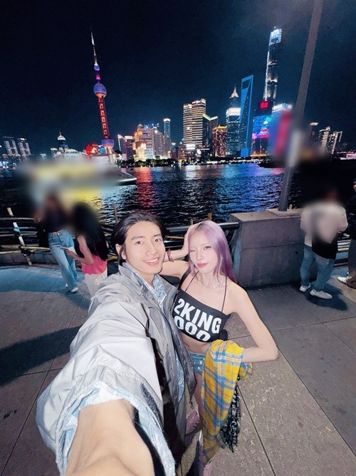 Quang Đăng và Yee Pink dính như sam khiến bao người phát ghen. Ảnh: FB Quang Đăng.