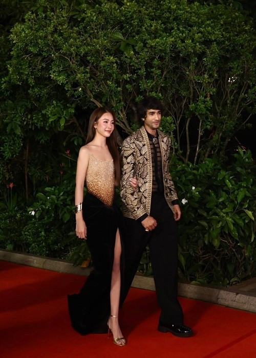 Khả Ngân và Shantanu Maheshwari ăn mặc đồng điệu. Ảnh: FB Khả Ngân.