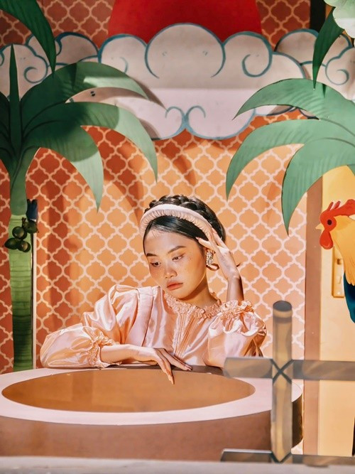 Năm 2023, Phương Mỹ Chi ra mắt album Vũ trụ cò bay sau 2 năm ấp ủ. Album gồm 10 bài hát, được phát hành dưới phiên bản đĩa vật lý và trên các nền tảng số. Các bài hát trong album Vũ trụ cò bay của Phương Mỹ Chi được lấy cảm hứng từ các tác phẩm văn học. Với Vũ trụ cò bay, cô cùng ê-kíp kết hợp chất liệu âm nhạc truyền thống như ca trù, quan họ, vọng cổ... với những thanh âm đương đại như future bass, disco, dance pop, house, alternative, R/B... Bên cạnh đó, nữ ca sĩ song ca cùng các nghệ sĩ gồm Kim Tử Long, Trung Quân Idol, Suboi và Pháo trong một số ca khúc. Ảnh: Elle Man.