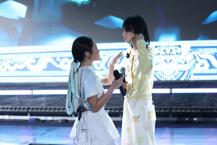 Khả Lâu có nhiều người hâm mộ ở Việt Nam. Nữ ca sĩ Trung Quốc cho biết, cô cảm động khi được fan Việt không ngừng gọi tên dưới sân khấu trong fanmeeting của Phương Mỹ Chi. Ảnh: FB Phương Mỹ Chi.