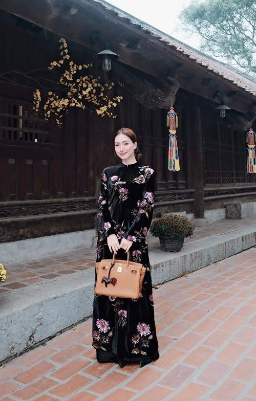 Trong một số lần đi lễ chùa, nữ ca sĩ chọn áo dài kín đáo kết hợp cùng túi xách thanh lịch.