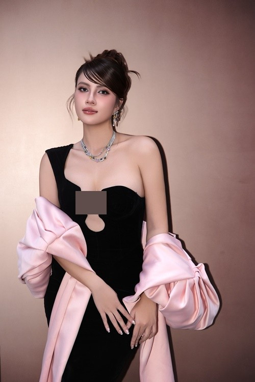 Sự thay đổi trong lối trang điểm cũng như phong cách thời trang cũng góp phần tôn lên nhan sắc của Minh Nhàn.