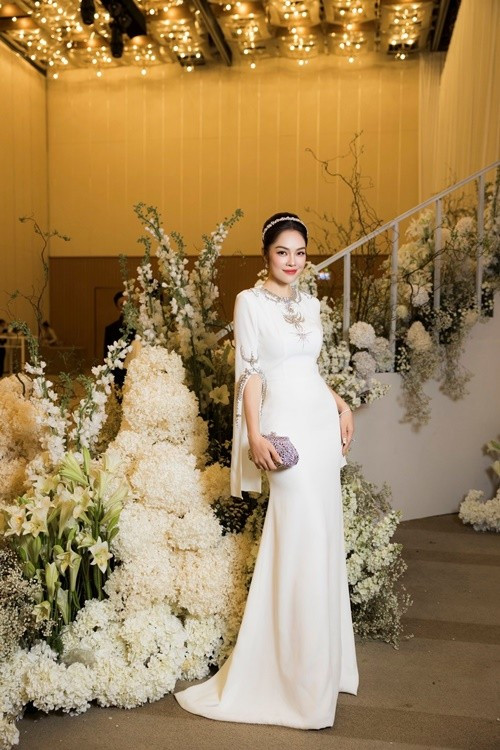 Cô chia sẻ trên Znews: “Tôi cảm thấy nhẹ nhõm như trút được gánh nặng lớn trong thời gian dài. Hầu hết chủ nợ là người thân, đồng nghiệp, bạn bè. Vì thế, tôi thanh toán theo từng đợt và đến nay đã trả xong khoản nợ”. Ảnh: FB Dương Cẩm Lynh.