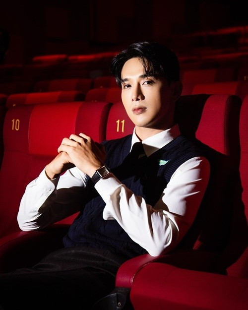 Chia sẻ trên Thương Hiệu và Pháp Luật, Thuận Nguyễn cho biết, ngoại hình điển trai là yếu tố để mọi người có thiện cảm hơn nhưng đạo diễn sẽ không chọn diễn viên chỉ có duy nhất lợi thế ngoại hình. Ảnh: FB Thuận Nguyễn.