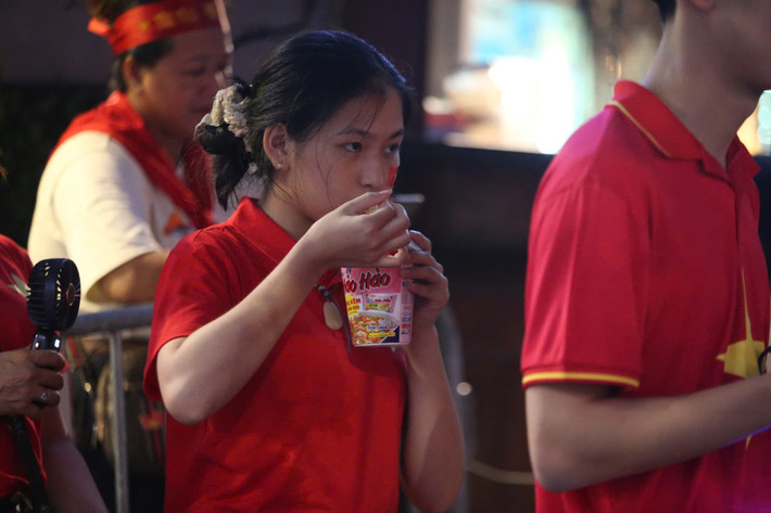 Chờ xem diễu binh, diễu hành, nhiều người lựa chọn ăn mì tôm ngay tại vị trí ngồi để giữ chỗ đẹp.