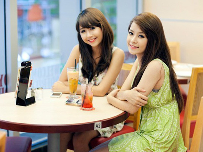 Chi Pu và Quỳnh Anh Shyn bên nhau từ khi mới bắt đầu làm người mẫu ảnh. Ảnh: Vietnamnet.