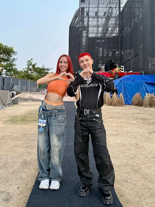 Cặp đôi đều theo đuổi ca hát, diễn xuất. Ảnh: FB Vũ Ngọc Anh.