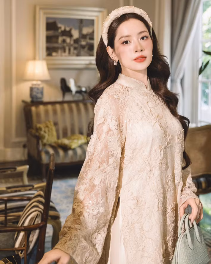 Người đẹp cho biết cô dự định diện áo dài trong suốt 10 ngày Tết như một cách lưu giữ nét đẹp truyền thống. Ảnh: FB Chi Pu.