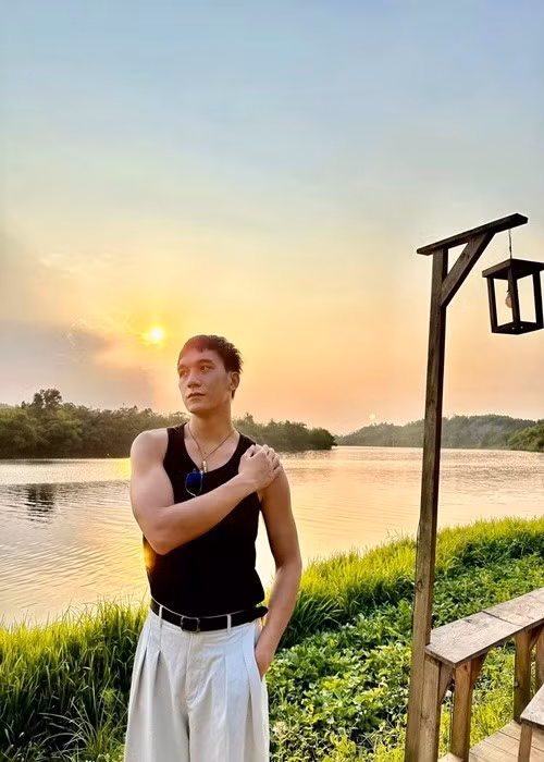 Nam diễn viên sinh năm 1997 có chiều cao 1m8. Ảnh: FB Đỗ Nhật Hoàng.