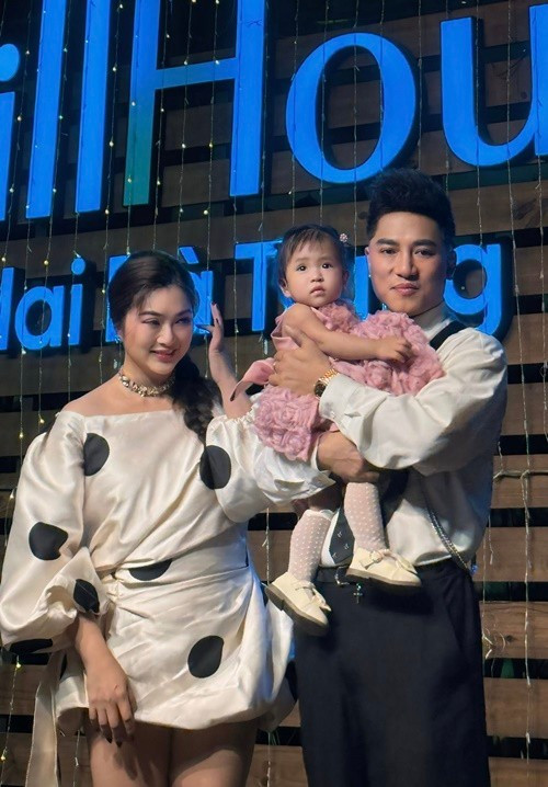 Mới đây, trên trang cá nhân, diễn viên Lê Phương đăng tải hình ảnh Thanh Trúc - Châu Khải Phong bên bé Kỳ Kỳ trong tiệc sinh nhật. Ảnh: FB Lê Phương.