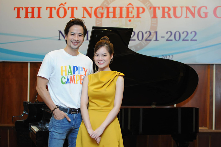 Sunny Đan Ngọc tốt nghiệp ngành piano của Nhạc viện TP HCM và khoa Răng hàm mặt của Trường đại học quốc tế Hồng Bàng.