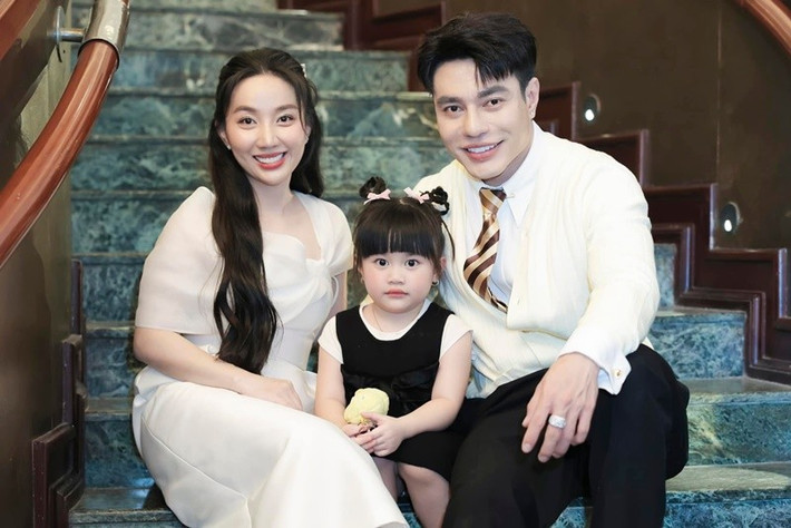 Nam diễn viên tiết lộ, Quỳnh Quỳnh thấy anh quyến rũ nhất khi mang tiền về nhà. Bởi vậy, mỗi khi nhận cát-sê, về nhà anh sẽ rải tiền khắp nhà từ tầng 1 tới tầng 3 để vợ nhặt trong niềm vui sướng. Ảnh: FB Lê Dương Bảo Lâm.