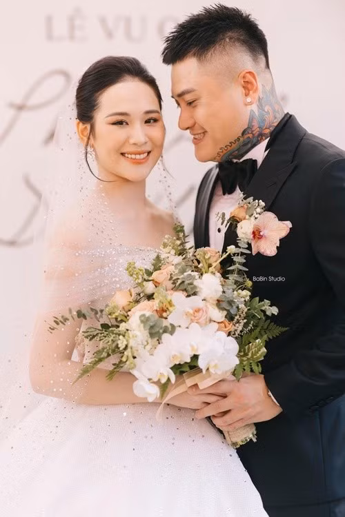 Kỷ niệm 3 năm tổ chức hôn lễ, Vũ Duy Khánh nhắn nhủ vợ kém anh 10 tuổi: "Vợ yêu của anh! Nhìn lại quãng đường chúng ta đã đi qua, anh thấy hạnh phúc và biết ơn vì có em bên cạnh”. Ảnh: FB Vũ Duy Khánh.