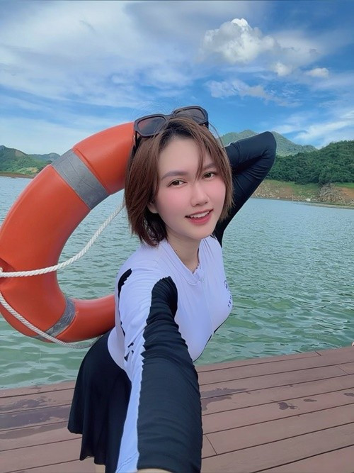 Mới đây, sau thông tin Đình Tú hẹn hò Ngọc Huyền, một số cư dân mạng để lại bình luận kém duyên trên trang cá nhân của Hương Giang khiến người trong cuộc bức xúc. “Nhiều người đáng sợ quá, 3 năm trôi qua ai cũng có cuộc sống mới viên mãn rùi mà vẫn cứ nói lại quá khứ để làm gì nữa không biết”, Hương Giang cho hay. Ảnh: FB Hương Giang.