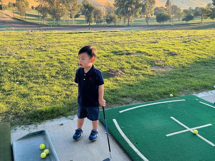 Bé Apollo sinh ra đã "ngậm thìa vàng", được mẹ cho học đánh golf ngày từ lúc nhỏ. Ảnh: Instagram Phạm Hương.