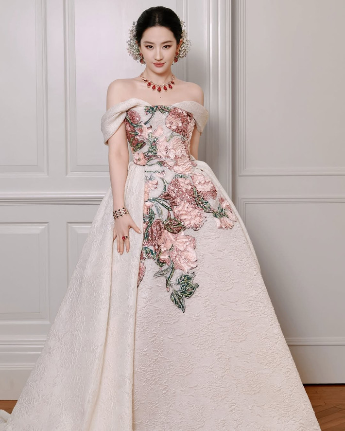 Lưu Diệc Phi vẫn giữ được sức hút sau nhiều năm hoạt động nghệ thuật.