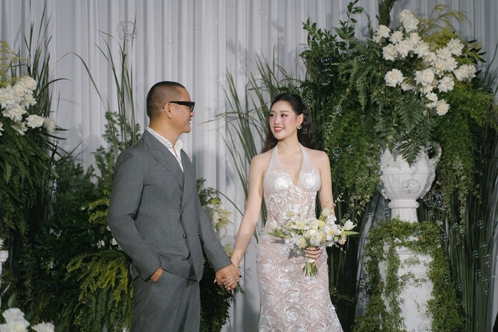 Thời gian gần đây, nhan sắc của Khánh Vân được nhận xét dịu dàng, đằm thắm hơn. Cô tiết chế lối trang điểm sắc sảo, thay bằng phong cách nhẹ nhàng, nữ tính sau khi kết hôn.