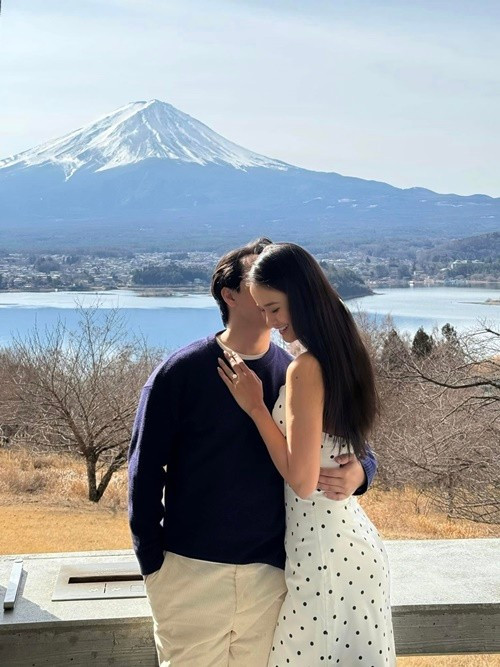 "Mong rằng núi Phú Sĩ sẽ làm chứng cho chúng mình nhé", người đẹp viết trên trang cá nhân Ảnh: Instagram Hương Ly.