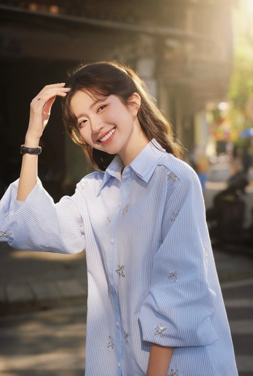 Không cần đến bố cục cầu kỳ hay trang phục quá nổi bật, Ngọc Huyền vẫn thu hút ánh nhìn trong bộ ảnh mới. Nữ diễn viên diện sơ mi xanh nhạt họa tiết nhỏ, kết hợp quần short cùng tông, tạo cảm giác trẻ trung, nhẹ nhàng. Ánh nắng dịu phủ lên gương mặt giúp làn da cô thêm mịn màng, trong trẻo.