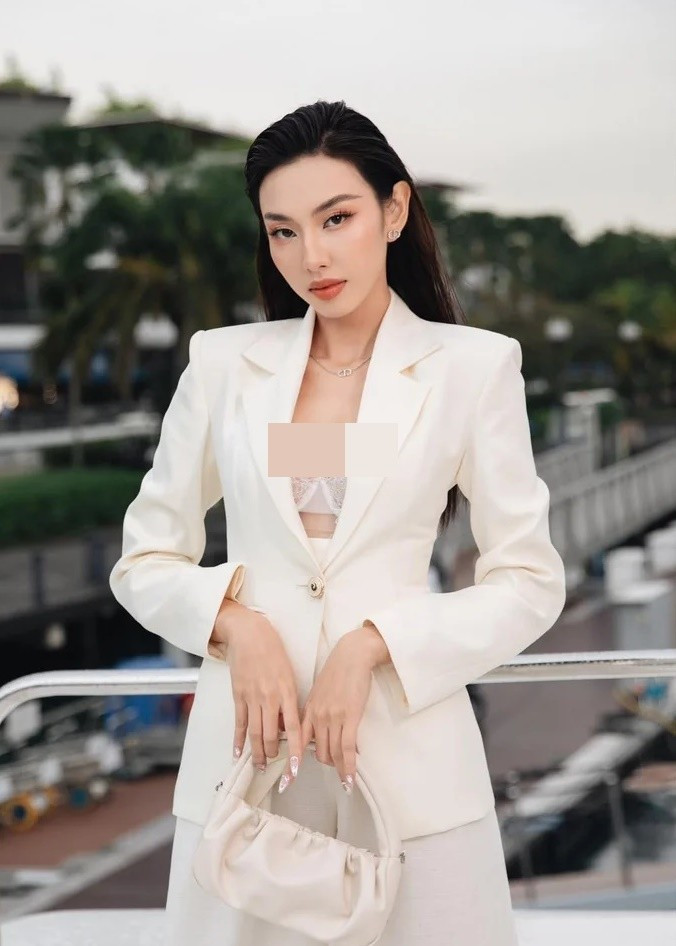 Theo Vietnamnet, thực phẩm bổ sung kẹo rau củ Kera là sản phẩm của Nguyễn Thúc Thùy Tiên và các cổ đông Công ty Chị Em Rọt hợp tác làm ăn chung. Trong đó, Thùy Tiên được hưởng lợi nhuận theo thỏa thuận góp vốn, tương đương 30%, các cổ đông còn lại góp 70% cổ phần. Ảnh: Saostar.