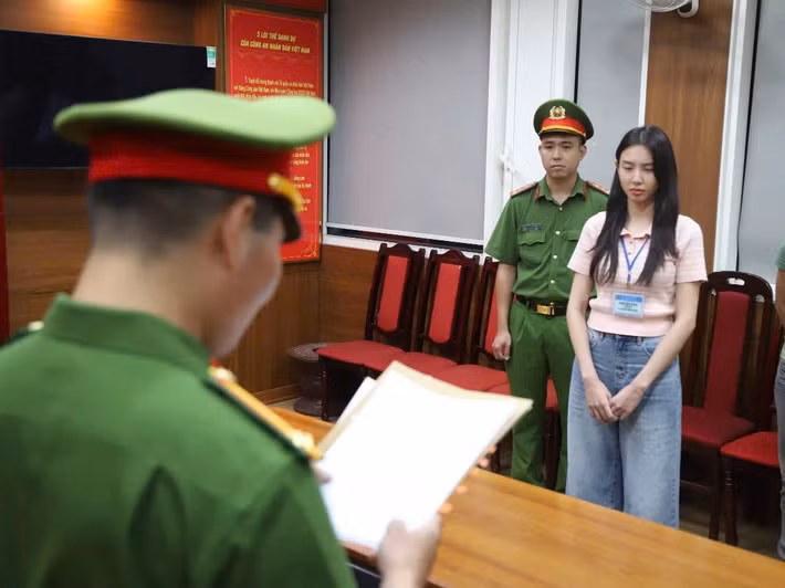 Một số chuyên trang sắc đẹp khác như Pageanthology, Sash Factor cũng đưa tin Thùy Tiên bị khởi tố. Ảnh: Vietnamnet.
