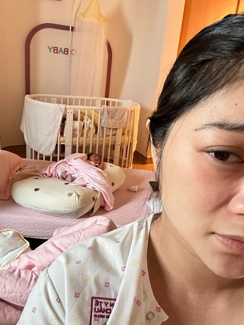 Nhân dịp con gái tròn 1 tuổi, Thanh Trúc chia sẻ: "Ngày 2/7/2024, Kỳ Kỳ của mẹ ra đời. Mẹ nhớ mãi phút giây này và hôm nay sau 1 năm mẹ thật hạnh phúc khi luôn bên cạnh con và bố". Ảnh: FB Thanh Trúc.